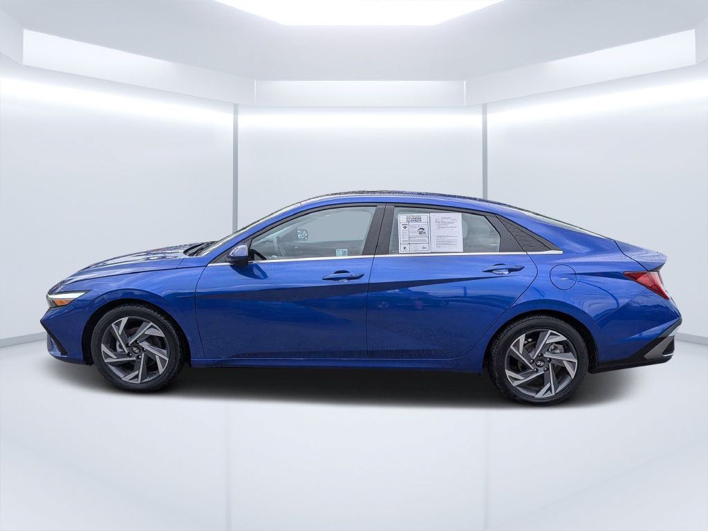 Certified 2025 Hyundai Elantra SEL FWD image 8