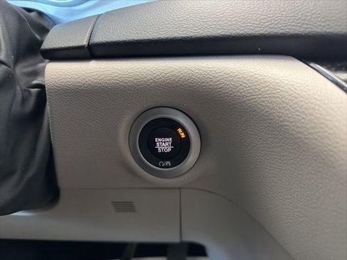 Used 2024 Chrysler Pacifica Touring-L image 31