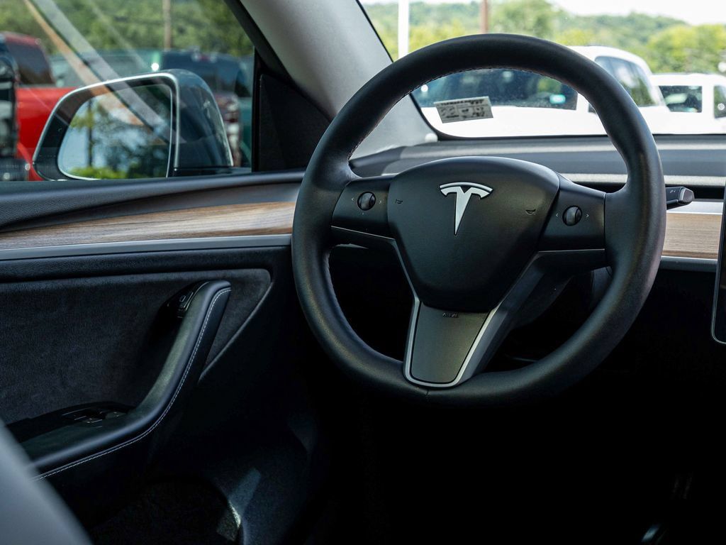 Used 2025 Tesla Model Y Long Range AWD/4WD image 21