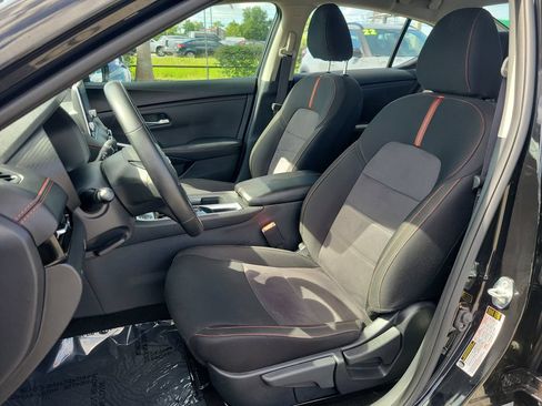Certified 2025 Nissan Sentra SR FWD image 15