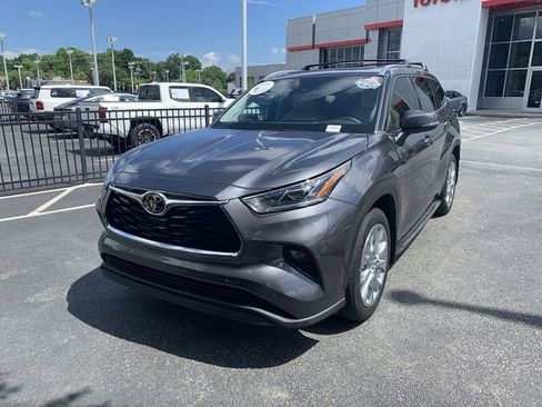 Used 2023 Toyota Highlander Limited AWD/4WD image 4