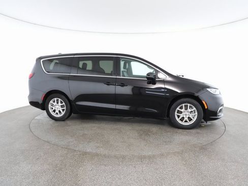 Used 2024 Chrysler Pacifica Touring-L image 23