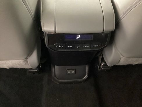 Used 2022 Toyota Highlander XLE AWD/4WD image 37