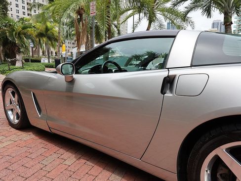 Used 2005 Chevrolet Corvette Coupe w/ Preferred Equipment Group RWD image 25