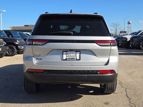 Used 2023 Jeep Grand Cherokee Altitude image 13
