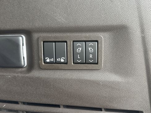 Used 2023 GMC Yukon XL SLT w/ SLT Premium Package image 7