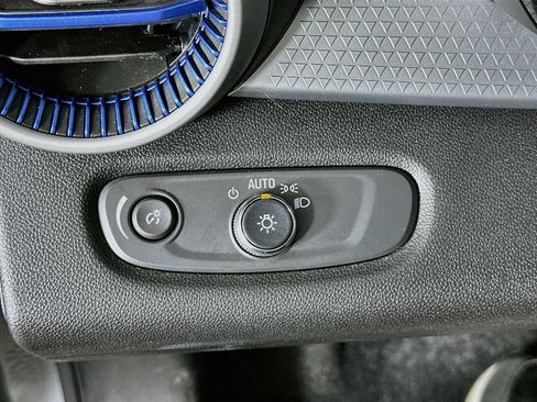Used 2025 Chevrolet Trax LS FWD image 16