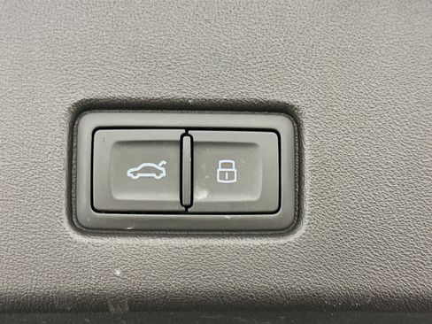 Used 2022 Audi Q4 e-tron Prestige image 32