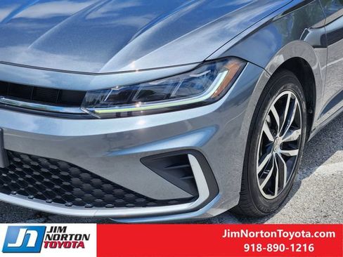Used 2025 Volkswagen Jetta SE FWD image 11