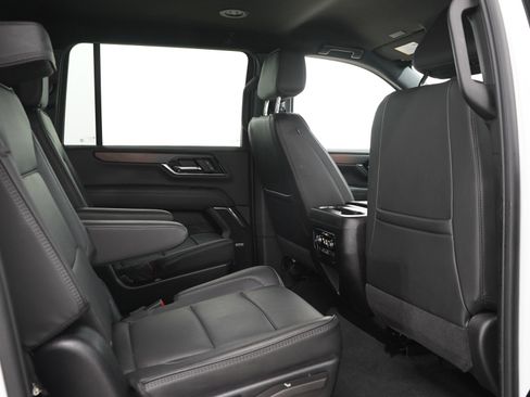 Used 2025 GMC Yukon XL Denali AWD/4WD image 15