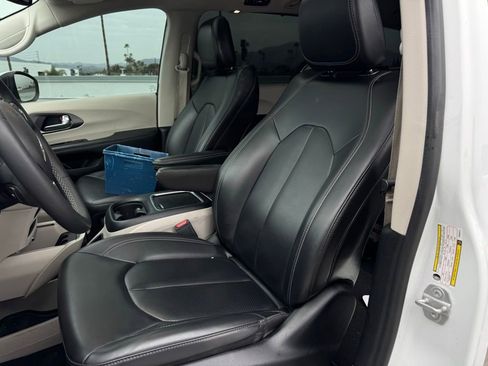 Used 2023 Chrysler Pacifica Touring-L image 5