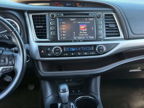 Used 2018 Toyota Highlander XLE AWD/4WD image 17