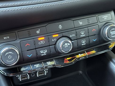 Used 2024 Dodge Durango SXT image 30