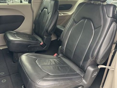 Used 2022 Chrysler Pacifica Touring-L image 23