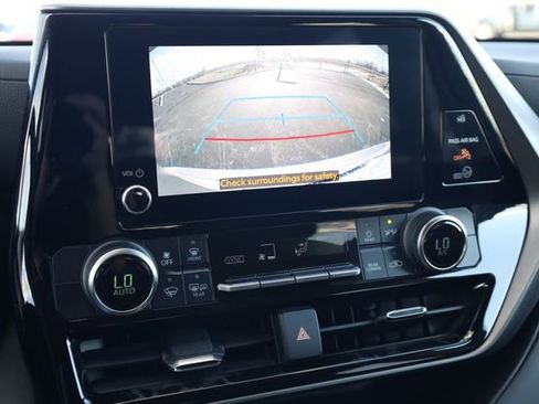 Used 2024 Toyota Highlander LE image 16