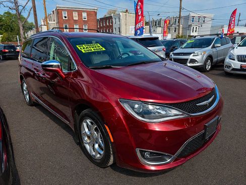 Used 2017 Chrysler Pacifica Limited FWD image 4