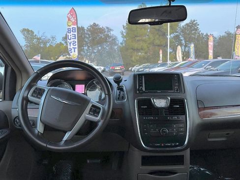 Used 2014 Chrysler Town & Country Touring image 12