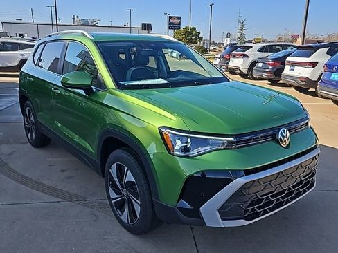 New 2026 Volkswagen Taos SE AWD/4WD image 3