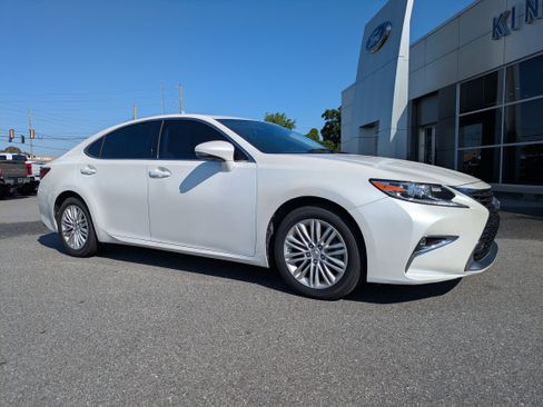 Used 2017 Lexus ES 350 w/ Premium Package FWD image 2
