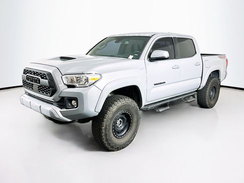 Used 2018 Toyota Tacoma TRD Sport w/ Technology Package AWD/4WD image 3
