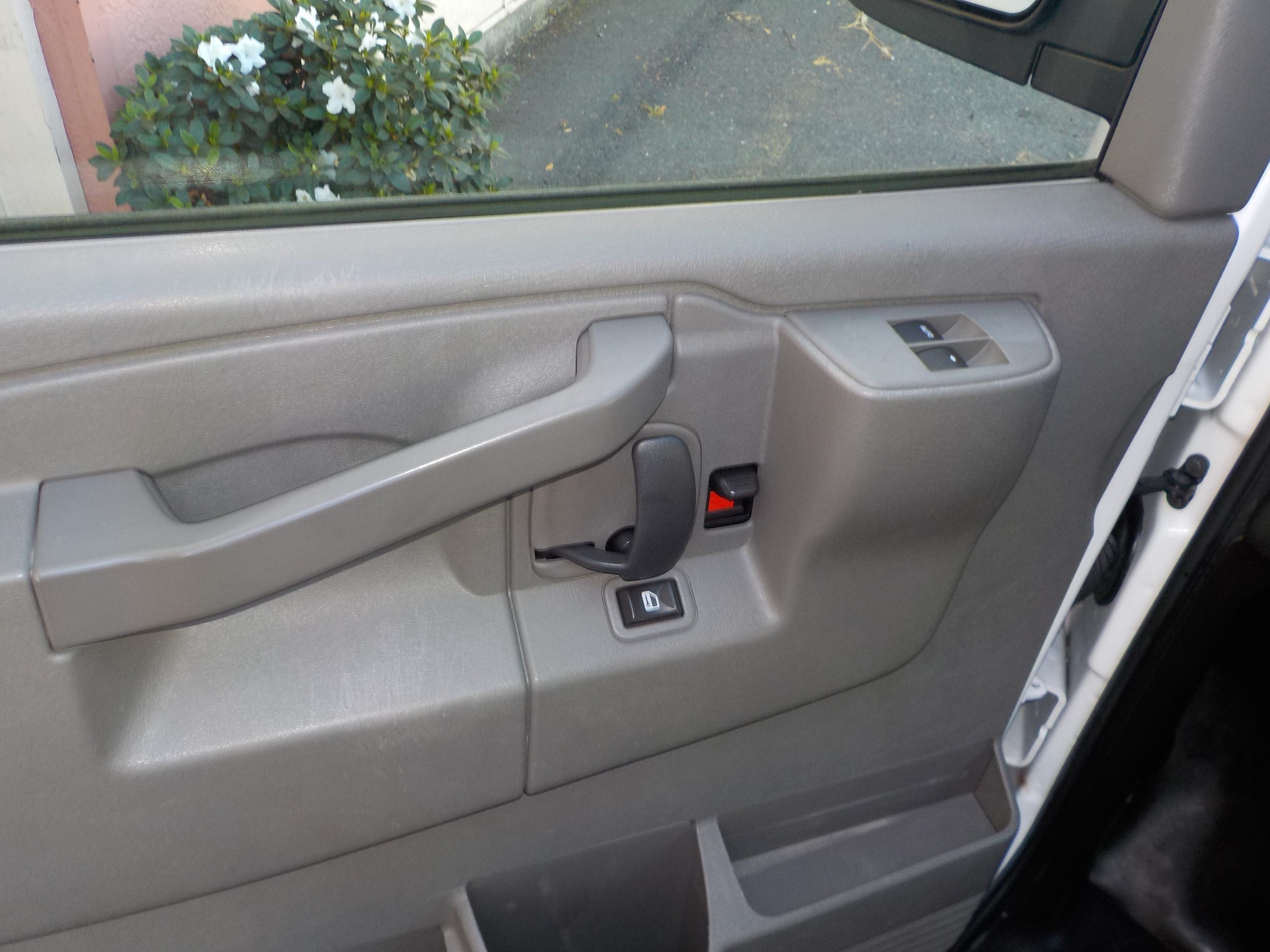 Used 2016 Chevrolet Express 2500 RWD image 16