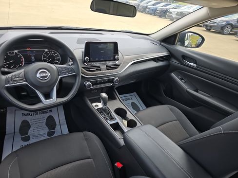 Used 2025 Nissan Altima 2.5 SV image 9