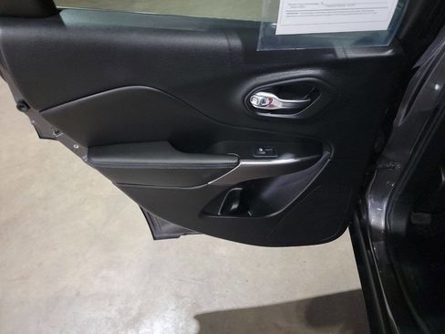 Used 2019 Jeep Cherokee Latitude Plus w/ Cold Weather Group image 27