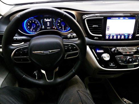 Used 2019 Chrysler Pacifica Touring-L FWD image 18