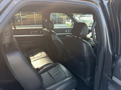 Used 2017 Ford Explorer XLT w/ Equipment Group 202A FWD image 14