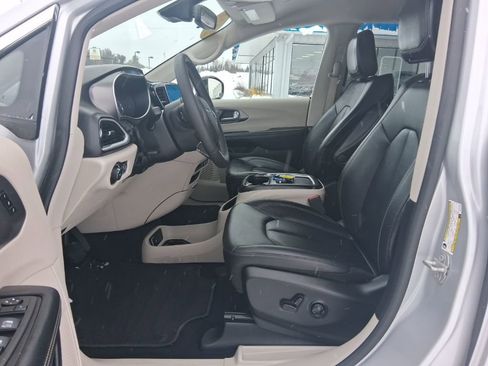 Used 2024 Chrysler Pacifica Touring-L image 15