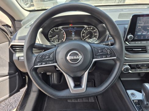 Used 2024 Nissan Altima 2.5 SV FWD image 9