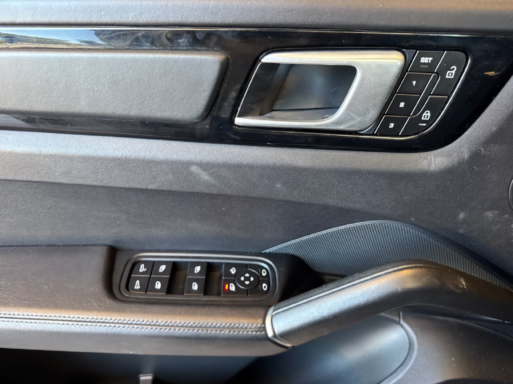 Used 2022 Porsche Cayenne GTS AWD/4WD image 12