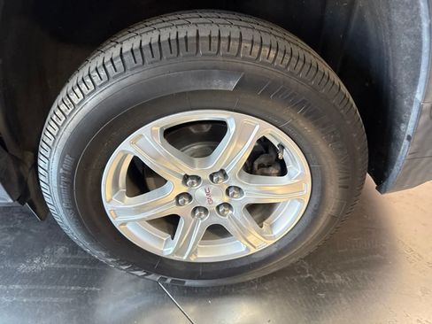 Used 2017 GMC Acadia SLE FWD image 12