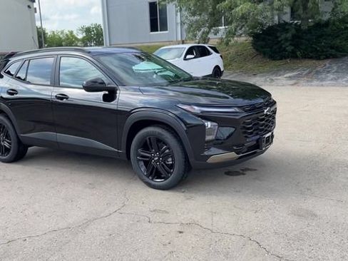 New 2026 Chevrolet Trax ACTIV w/ Sunroof Package FWD image 2
