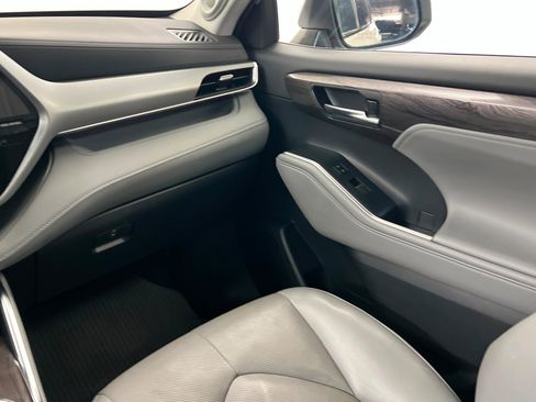 Used 2023 Toyota Highlander Platinum FWD image 11