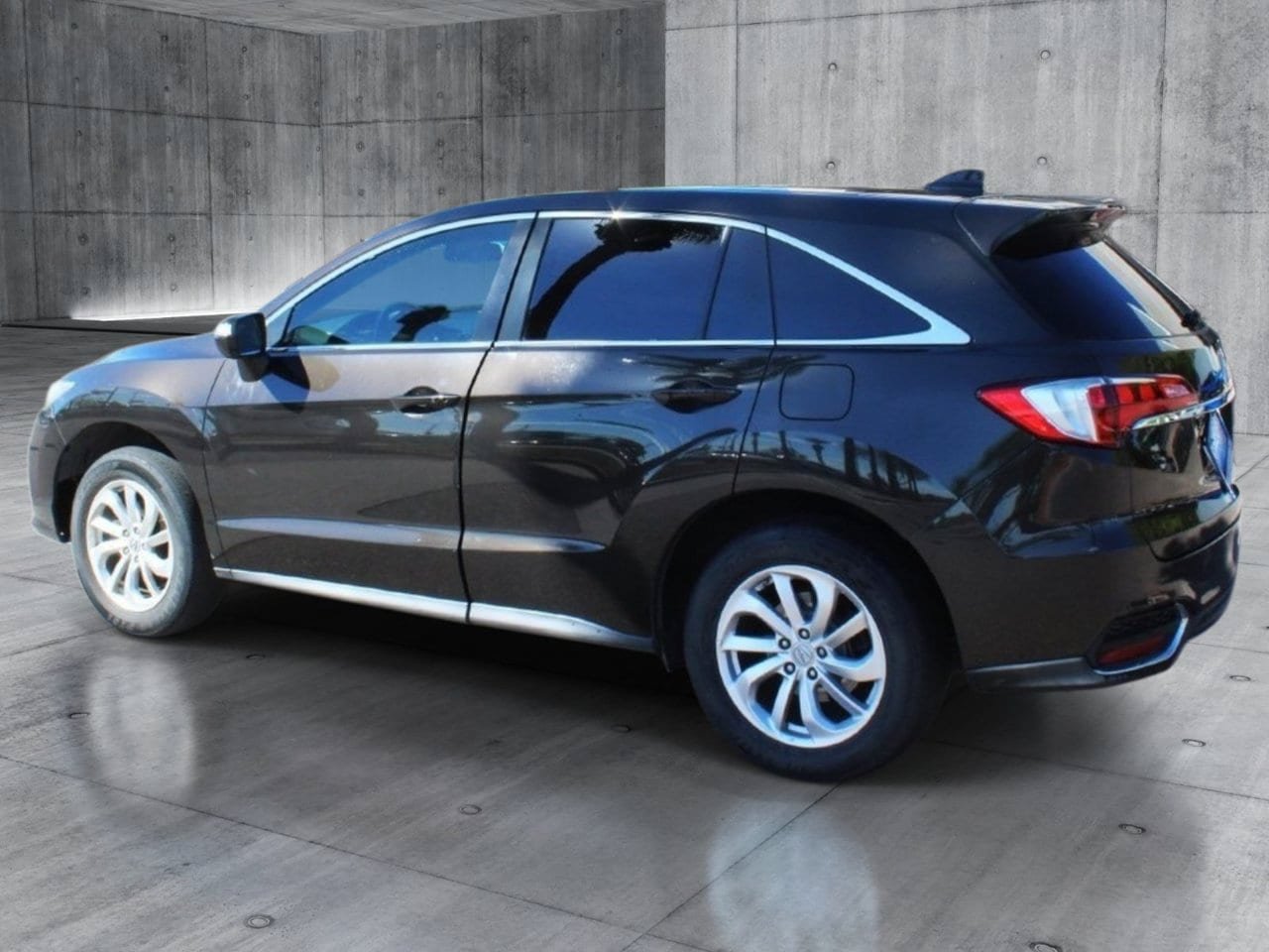 Used 2017 Acura RDX w/ Technology Package FWD image 3