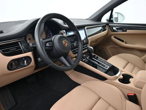 Certified 2026 Porsche Macan AWD/4WD image 4