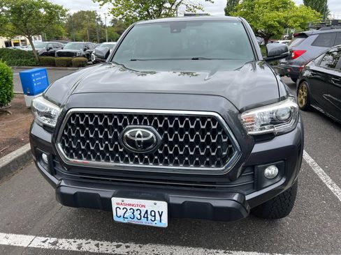 Used 2019 Toyota Tacoma TRD Off-Road w/ Technology Package AWD/4WD image 2