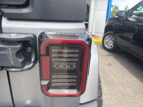 Used 2018 Jeep Wrangler Unlimited Sahara AWD/4WD image 9