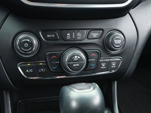 Used 2022 Jeep Cherokee Latitude Lux w/ Mopar Interior Package AWD/4WD image 18