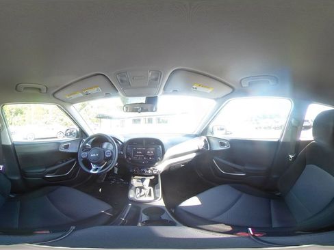 Used 2025 Kia Soul LX w/ LX Technology Package FWD image 37