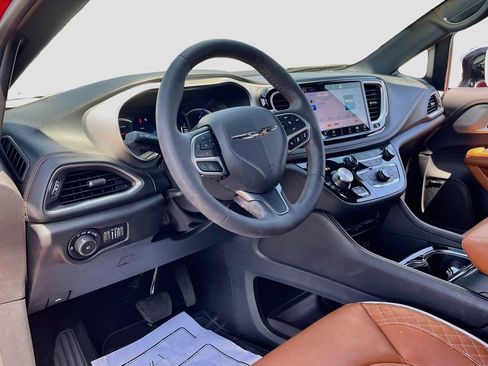 Used 2025 Chrysler Pacifica Pinnacle FWD image 9