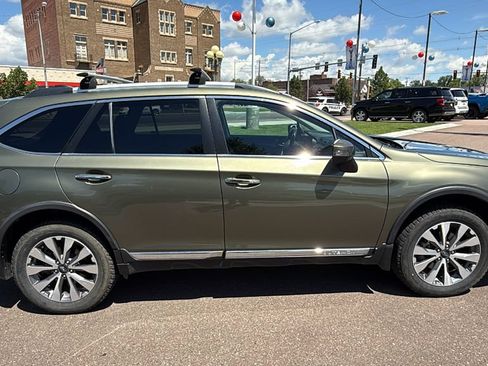 Used 2017 Subaru Outback 2.5i Touring w/ Popular Package #5A AWD/4WD image 4