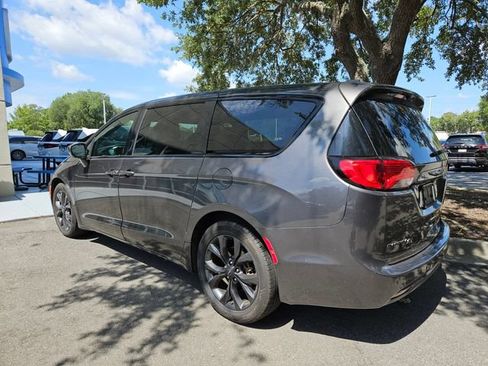 Used 2019 Chrysler Pacifica Touring Plus w/ S Appearance Package FWD image 10