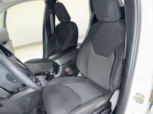 Used 2019 Jeep Cherokee Latitude w/ Popular Appearance Group AWD/4WD image 11