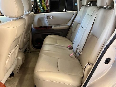 Used 2005 Toyota Highlander 4WD V6 w/ 3rd Row image 15