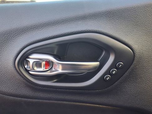 Used 2019 Jeep Cherokee High Altitude FWD image 12