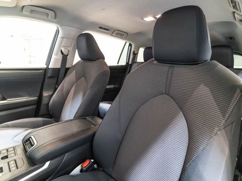 Used 2024 Toyota Highlander LE AWD/4WD image 6