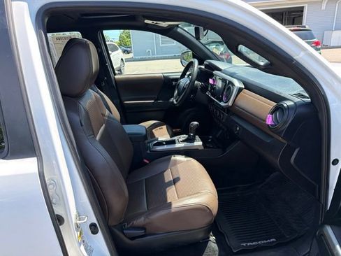 Used 2017 Toyota Tacoma Limited w/ Tow Package AWD/4WD image 11