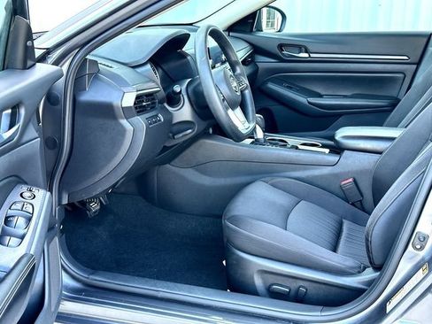 Used 2024 Nissan Altima 2.5 SV FWD image 10